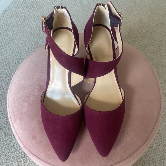 Burgundy Heels with Gold & Pearl Detailing - Picture 3 of 7